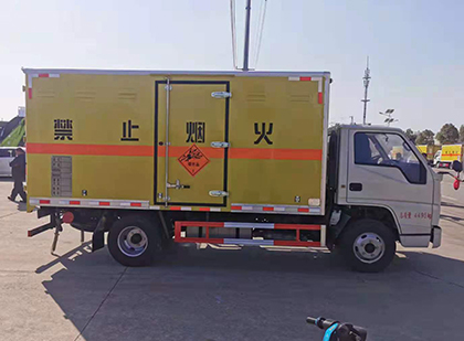 洛浦爆破器材运输车工人安全操作规范与智能技术保障